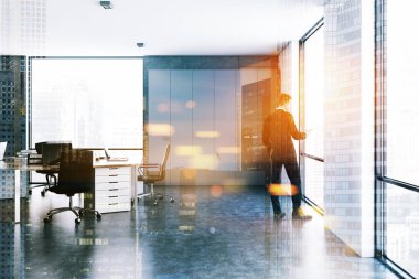 Beton ve beyaz duvarlar ofis iç bir beton zemin, çatı pencere ve ahşap mobilyalı kasalar ile iş adamı. Gri dolabı. 3D render sahte kadar çift tonlu görüntü pozlaması
