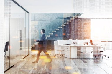 Beton ve beyaz duvarlar ofis iç ahşap zemin, çatı windows, bir merdiven ve beyaz bilgisayar masaları ile iş adamı. 3D render sahte kadar çift tonlu görüntü pozlaması