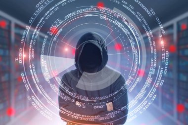 Çapraz kollarında bir sunucu odası ile tanınmaz halde genç hacker bir siyah hoodie ayakta. Sıfırlar ve birler Hud ve parlayan malware ağ. Siber güvenlik kavramı. Çift tonlu görüntü pozlaması