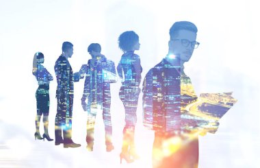 Bir gece şehir arka planda iletişim iş adamları. Kurumsal yaşam tarzı kavramı. Çift tonlu görüntü pozlaması