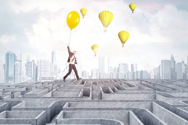 Gökdelenler ve bulutlu bir gökyüzü ile bir şehirde bir balonun içinde el ile gri ile dev bir labirent üzerinde uçan iş adamı duvarlar. 3D render alay