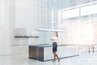 Bir kahve bir sanayi tarzı mutfak iç beyaz mutfak tezgahı, beyaz duvarlar ve zemin ile olan kadın. 3D render sahte kadar çift tonlu görüntü pozlaması