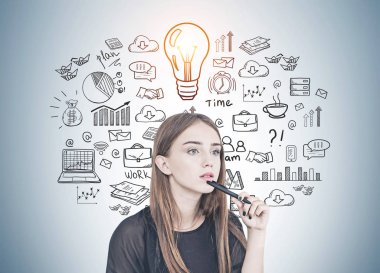 Çenesinin bir kalemin tutarak uzun sarı saçlar dalgın genç kadınla. Gri bir duvar arkasında çizilmiş bir iş fikir kroki