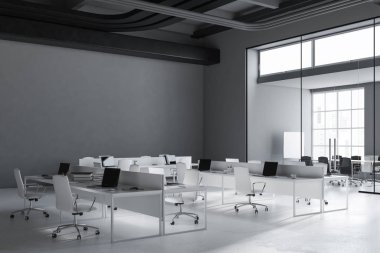 Yan görünümü Gri duvarlar, beton zemin ve satır ayakta beyaz bilgisayar masaları ile modern bir danışmanlık şirketi ofis. Sanayi tarzı. Up 3D render sahte çatı