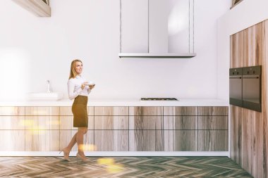 Bir tavan mutfak iç beyaz duvarlar, ahşap zemin ve mutfak tezgahı ile yan görünüm. Duvardaki yemekleri ile bir raf. Bir kadın 3d render resim tonda