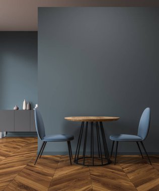 SCANDI stil salon içi Gri duvarlar, ahşap bir zemin, bir yuvarlak masa ve iki mavi sandalye yakın. 3D render alay
