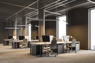 Kahverengi duvarlar, sütunlar ve satırlar ayakta Bilgisayar masaları ile modern bir danışmanlık şirketi ofis yan görünüm. Sanayi tarzı. Up 3D render sahte çatı