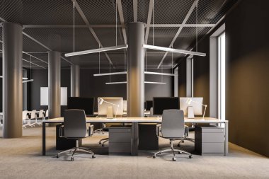 Kahverengi duvarlar, sütunlar ve satırlar ayakta Bilgisayar masaları ile modern danışmanlık şirketi ofis. Sanayi tarzı. Up 3D render sahte çatı