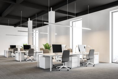 Bir modern uluslararası şirket ofisi beyaz duvarları ve satır ayakta beyaz bilgisayar masaları ile yan görünüm. Sanayi tarzı. Siyah tavan. 3D render alay