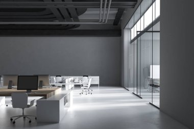 Bir modern uluslararası şirket ofisi ile koyu gri duvarlar ve satır ayakta Bilgisayar masaları yan görünüm. Sanayi tarzı. 3D render sahte borular