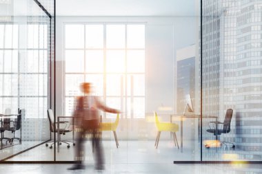 Genç işadamı girme lüks office beyaz ve cam duvar, çatı windows ve bilgisayar tabloları satırları. 3D render sahte tonlu görüntü bulanık