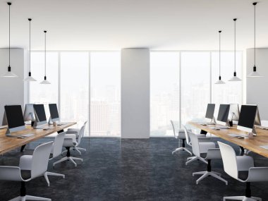 Uzun ahşap masa bilgisayar sıra ile modern bir coworking veya bir kolej, üniversite bilgisayar sınıfında bir beton zemin üzerinde duran ekranlar. Yan görüntülemek 3d render sahte