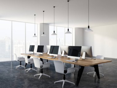 Uzun ahşap masa bilgisayar sıra ile modern bir coworking veya bir kolej, üniversite bilgisayar sınıfında bir beton zemin üzerinde duran ekranlar. 3D render alay