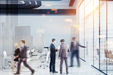 Yürüyüş ve bir beyaz konuşurken iş adamları modern bir uluslararası şirket ofisi duvar. Sanayi tarzı iç. 3D render sahte tonlu görüntü çift pozlama kadar bulanık
