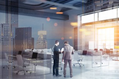 Modern uluslararası şirket ofisi ile koyu gri ve beyaz duvarlar ve Bilgisayar masaları satırları. Sanayi tarzı. Borular. İşadamları bahsediyoruz. 3D render sahte kadar çift tonlu görüntü pozlaması