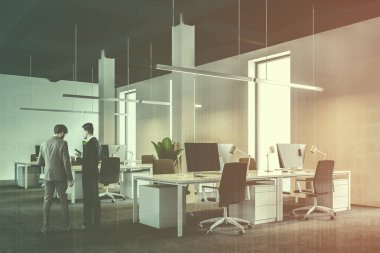 Bir uluslararası şirket ofis beyaz duvarlar ve beyaz bilgisayar masaları satırlarının yan görünüm. Sanayi tarzı. Siyah tavan. 3D render konuşurken işadamları tonlu görüntü çift pozlama kadar alay