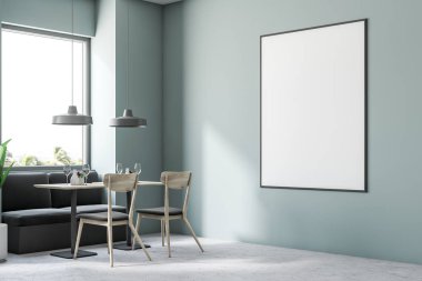 Siyah kanepe ve ahşap sandalyeler gri bir ahşap restoran tablosunda yakın duran bir beton zemin oda duvar. Dikey poster çerçevesi. 3D render alay