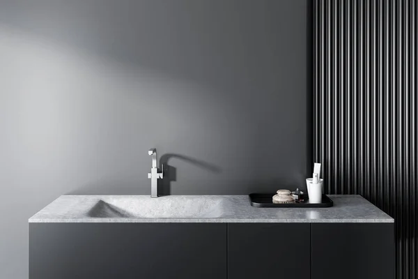 Interno Del Bagno Grigio Con Elegante Lavandino Grigio Sapone Bottiglie — Foto Stock