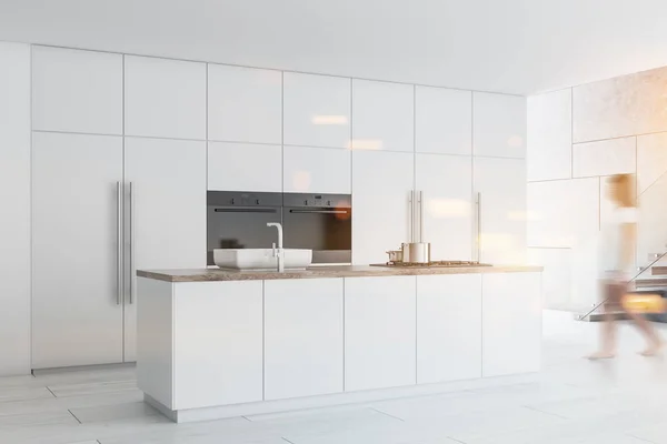 Moderne Küchenecke Mit Weißen Arbeitsplatten Und Schränken Und Einem Betonboden — Stockfoto
