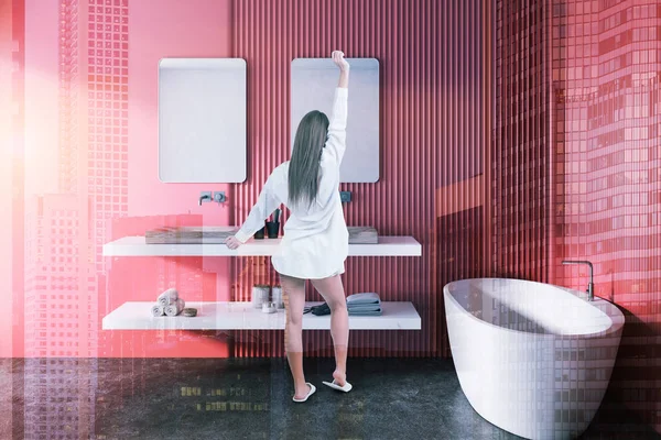 Žena Interiéru Moderní Koupelny Růžové Stěny Betonová Podlaha Vana Dvoudřez — Stock fotografie