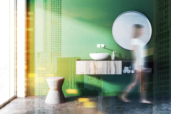 Žena Interiéru Zelené Koupelny Betonovou Podlahu Panoramatickými Okny Kulaté Umyvadlo — Stock fotografie