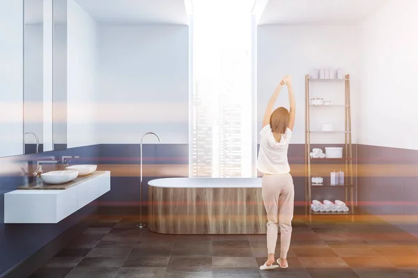 Vrouw Een Moderne Badkamer Interieur Met Een Betegelde Vloer Witte — Stockfoto