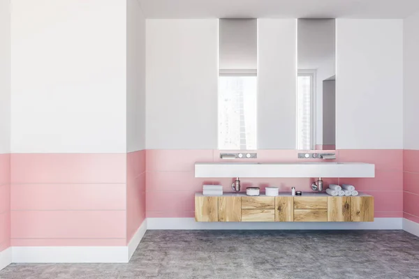 Çift Banyo Lavabo Beyaz Pembe Duvar Odadaki Uzun Dikey Aynalar — Stok fotoğraf