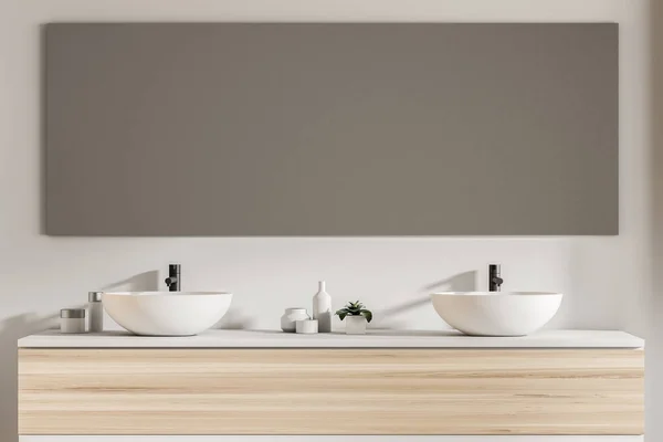 关闭两个浴室水槽站在一个木制的架子上 在一个白色的墙壁浴室与一个大的水平镜子挂在上面 — 图库照片
