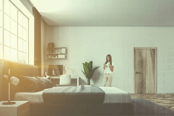 木製の床と大きな窓の下でダブルベッドに白い壁 カーペット付きマスター ベッド ルームの側面図です スマート フォンの レンダリング モック トーン画像二重露光を持つ女性 — ストック写真