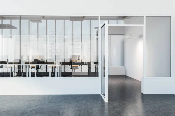 一个现代化的法律公司办公室的大堂 有一层混凝土地板和电脑桌站成一排 一扇敞开的玻璃门 渲染模拟 — 图库照片