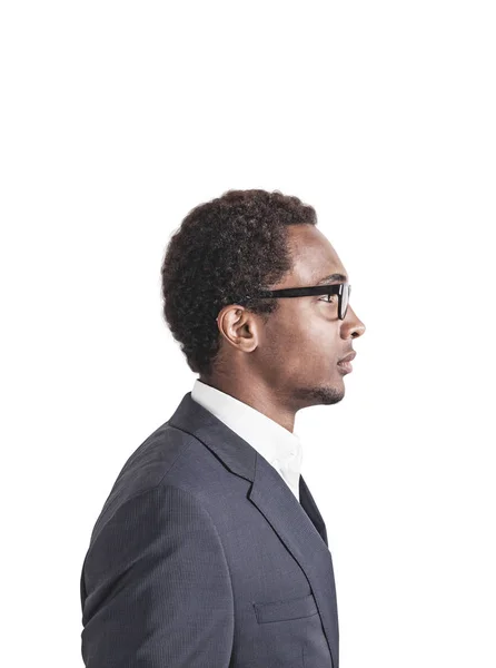 一个年轻英俊的非洲裔美国商人戴眼镜和灰色西装的侧面视图 领导理念 孤立的肖像 — 图库照片