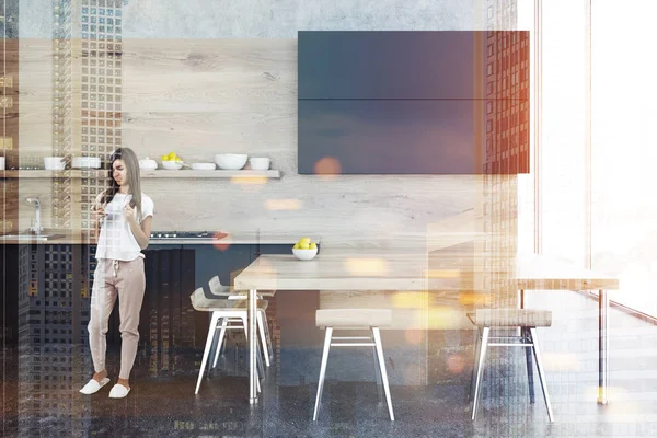 Mujer Interior Cocina Madera Negro Con Suelo Hormigón Armarios Negros — Foto de Stock