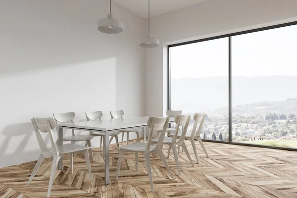 Panoramatická Jídelna Bílými Zdmi Dřevěnou Podlahu Bílý Dřevěný Stůl Židlemi — Stock fotografie