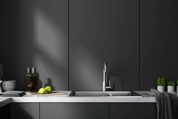 Schwarze Küchenarbeitsplatten Mit Eingebauten Geräten Der Nähe Einer Schwarzen Wand — Stockfoto