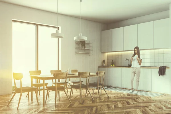 Widok Boku Minimalistycznej Kuchni Białe Ściany Drewniane Podłogi Stół Krzesłami — Zdjęcie stockowe