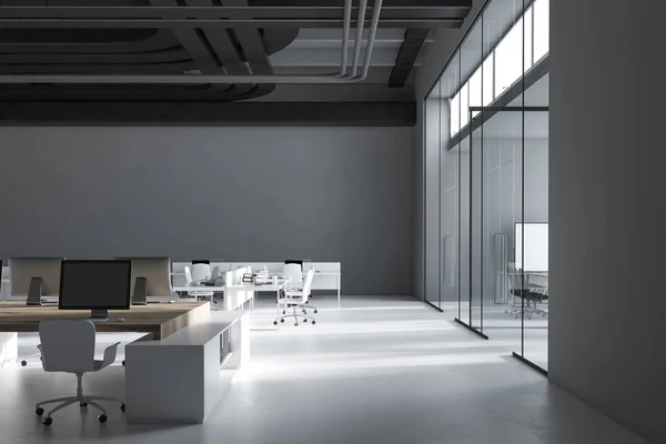 现代国际公司办公室的侧面视图 带有深灰色的墙壁 电脑桌站在排成一行 工业风格 管道3D 渲染模拟 — 图库照片