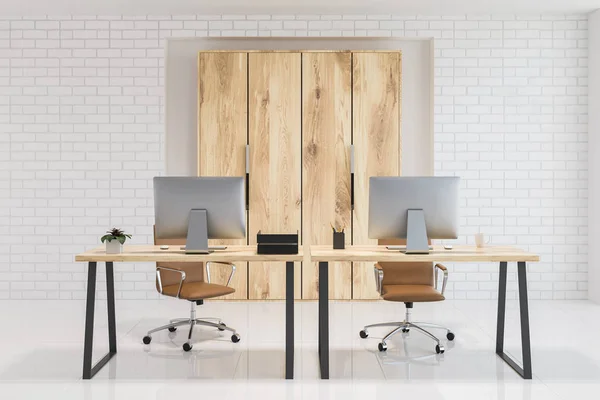 白色砖斯堪的纳维亚风格的办公室工作场所与瓷砖地板和计算机桌 墙边的木制书柜 渲染模拟 — 图库照片