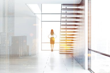 Çatı penceresinde, ahşap zemin ve bir merdiven ile boş bir beyaz oda arayan kadın. İç tasarım ve dekorasyon için iş ve hayat 3d render sahte kadar bina görüntü çift pozlama tonda