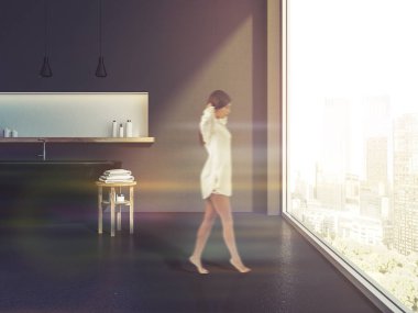 Şık banyo iç Gri duvarlar, siyah zemin, siyah bir küvet ve şampuan ve kremleri ile beyaz bir raf kadında. Çatı penceresi. 3D render sahte tonlu görüntü bulanık