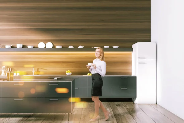 Vrouw Een Moderne Keuken Interieur Met Donker Houten Muren Vloer — Stockfoto