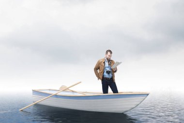 Denizde bir kürek teknesinde bir harita ayakta bakmak genç turist adamımı kaybettim. Bulutlu gökyüzü. İş ve yaşam yolunuzu kaybetmek kavramı. Problem çözme meydan. 3D render alay