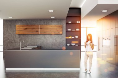 Modern mutfak iç gri mutfak tezgahı, ahşap dolapları ve beton zemin ile bir akıllı telefon olan kadın. 3D render sahte tonlu görüntü
