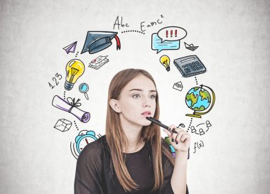 Çenesinin bir kalemin tutarak uzun sarı saçlar dalgın genç kadınla. Beton duvar arka plan üzerine bir eğitim kroki ile.