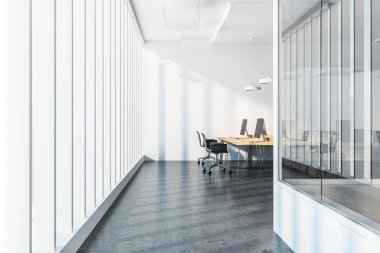 İç modern hukuk şirketi bürosunun şehir manzaralı, bir beton zemin ve üst üste duran ahşap Bilgisayar masaları ile panoramik pencereler ile. 3D render alay