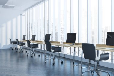 Şehir Manzaralı, beton zemin ve üst üste duran ahşap Bilgisayar masaları ile panoramik pencerelere modern bir danışmanlık şirketi ofis yan görünüm. 3D render alay