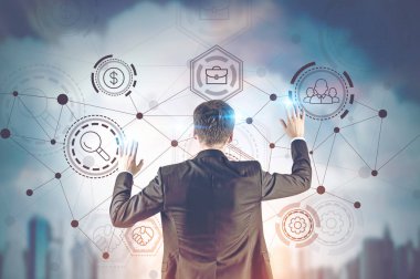 Arkadan Görünüş ağ arabiriminde bir sabah şehir gökyüzü ile etkileşim genç işadamı. Çift tonlu görüntü pozlaması