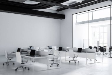 Beyaz duvarlar, beton zemin ve satır ayakta beyaz bilgisayar masaları ile modern bir danışmanlık şirketi ofis yan görünüm. Sanayi tarzı. Up 3D render sahte çatı