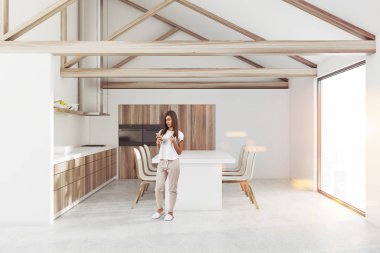 Bir tavan mutfak iç beyaz duvarlar ve zemin, panoramik pencerelere ve ahşap mutfak tezgahı ile kadın. 3D render sahte tonlu görüntü