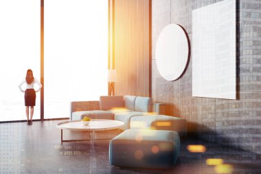 İş kadını deniz kuvvetleri kanepe beyaz bir sehpa ile iki poster duvarlara beton bir oturma odasında duruyorlar yakınındaki. 3D render sahte kadar çift tonlu görüntü pozlaması