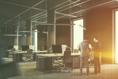 Bir modern şirket ofisi kahverengi duvarlar, sütunlar ve satırlar ayakta Bilgisayar masaları ile yan görünüm. Sanayi tarzı. Çatı katı. 3D render iş insanları tonlu görüntü çift pozlama kadar alay